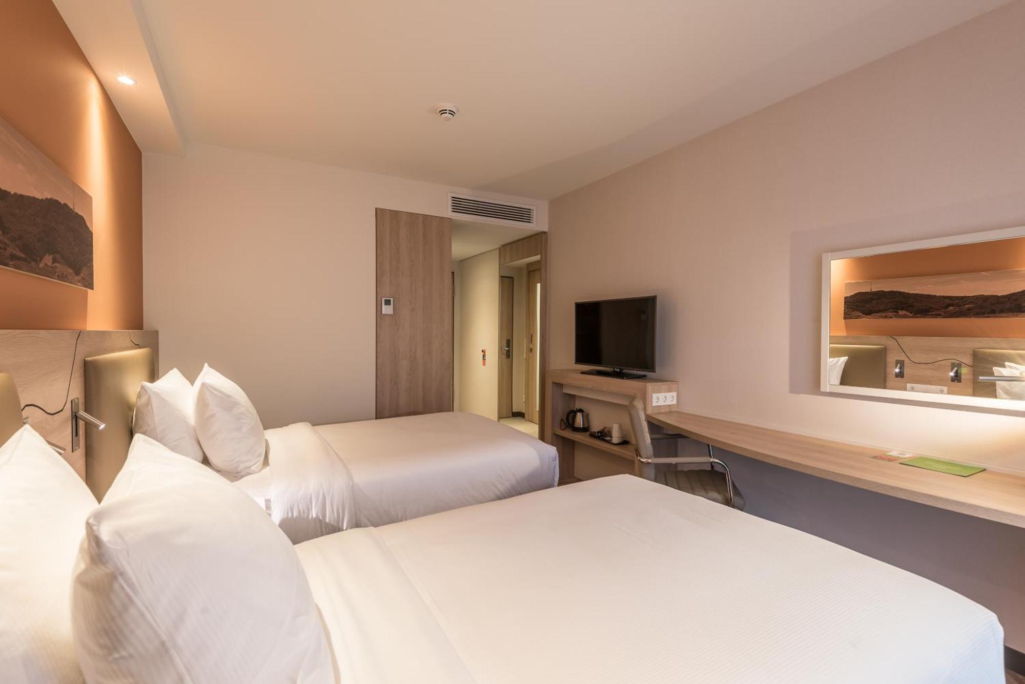 Hotel Hampton By Hilton 3*